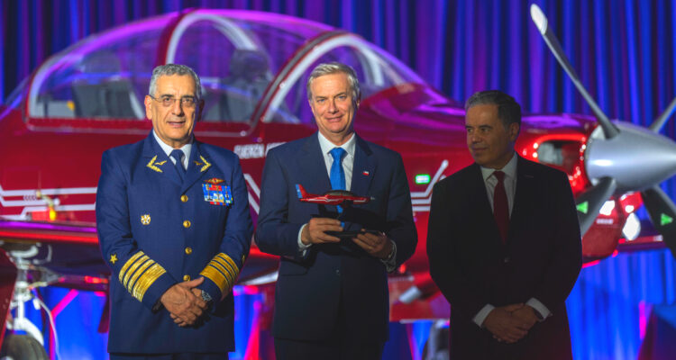 Kast presenta el avión T-40 Newen de Enaer y remarca el retorno de Chile a la producción aeroespacial