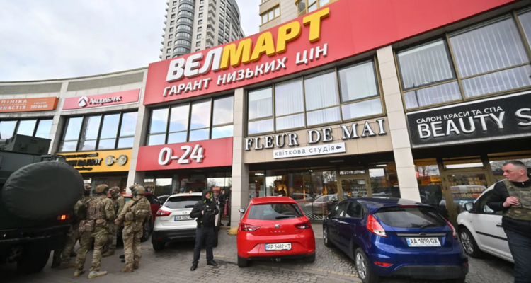 Presunto terrorista asesina a seis personas y hiere a 15 en la capital de Ucrania