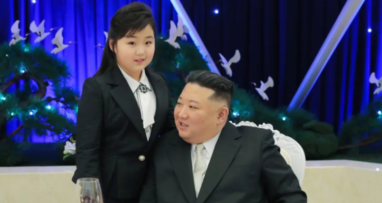 La hija del líder norcoreano Kim Jong-un junto a su padre, en una imagen de 2023
