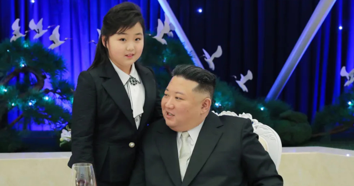 La hija del líder norcoreano Kim Jong-un junto a su padre, en una imagen de 2023