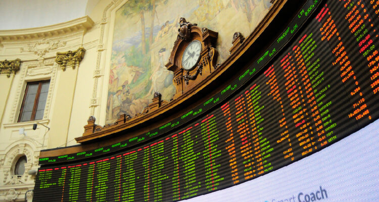 La Bolsa de Santiago repunta tras el anuncio de Trump por Irán y Latam Airlines despega con fuerza
