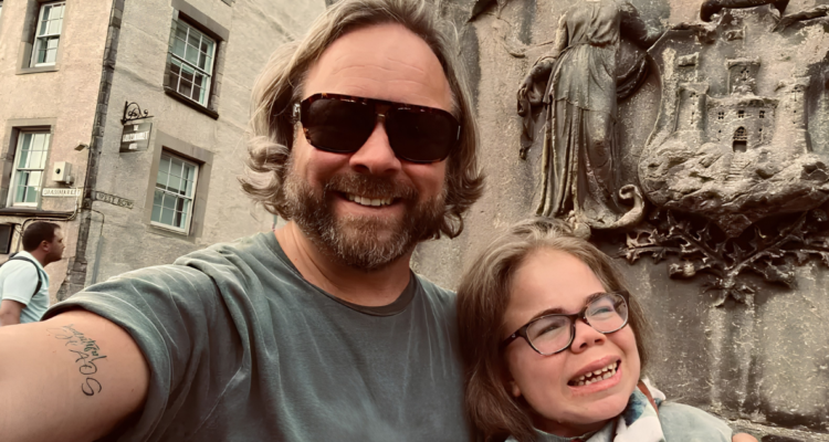 La desgarradora realidad de una hija con demencia infantil: “Quizás no viva más allá de los 16 años”