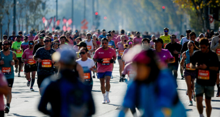 La épica historia de la corredora de Bajos de Mena que llegó última en los 42K del Maratón de Stgo