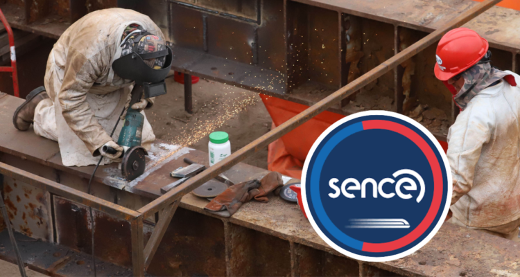 Foto de contexto de trabajadores y logo de Sence