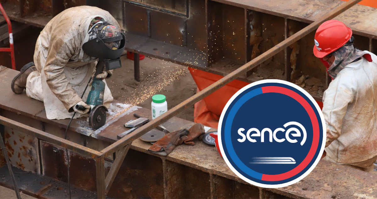 Foto de contexto de trabajadores y logo de Sence