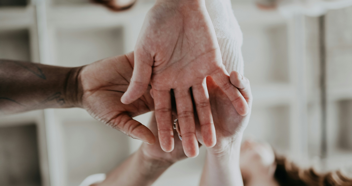 Manos unidas en símbolo de fraternidad y solidaridad.