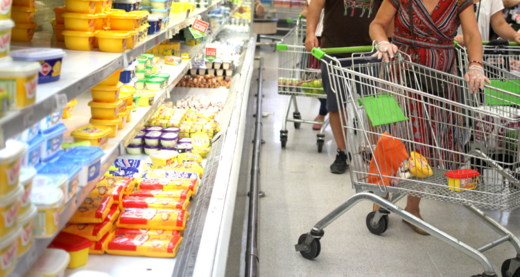Personas comprando en supermercado