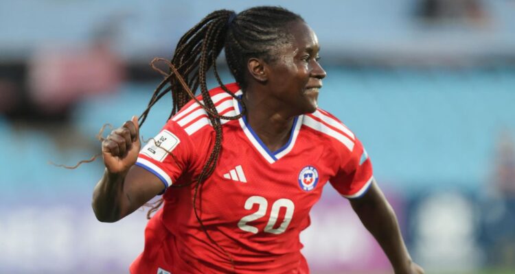 Mary Valencia lideró triunfo de La Roja sobre Uruguay.