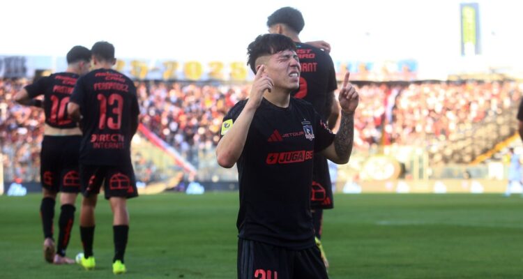 Leandro Hernández celebra gol en Colo Colo