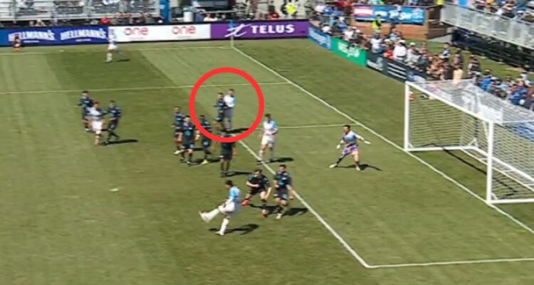 Liga de Canadá valida el primer gol bajo la Ley Wenger: delantero marcó en “posición de adelanto”