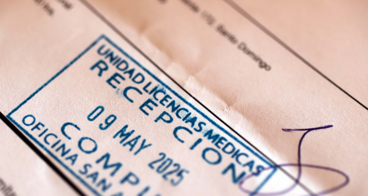 Hualpén: retienen sueldo a juez de Policía Local por licencia médica usada para viajar al extranjero