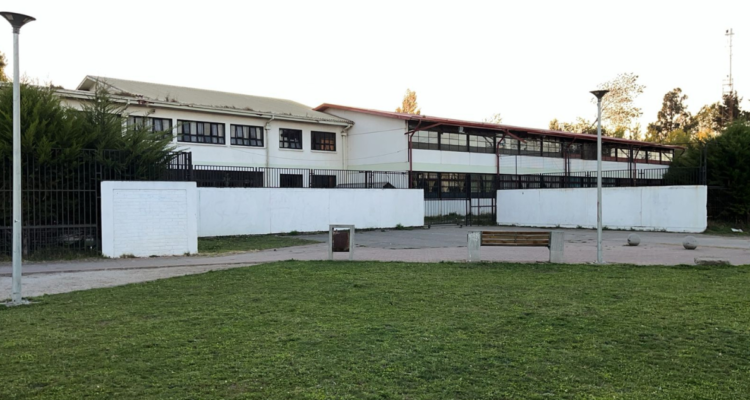 https://media.biobiochile.cl/wp-content/uploads/2026/04/liceo-yobilo-750x400.png