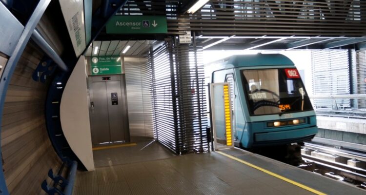 Línea 5 del Metro presenta retraso de frecuencia en la hora punta matinal