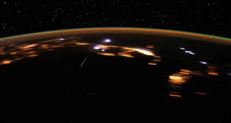 Foto de un fragmento de la lluvia de Líridas desde el espacio
