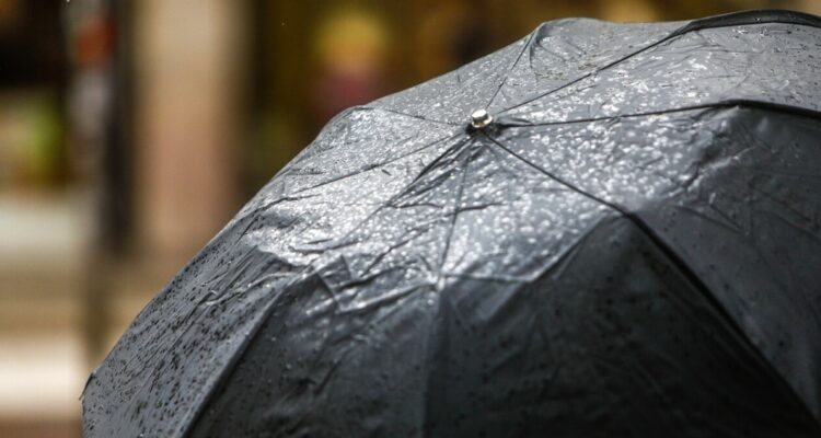 Decretan Alerta Temprana Preventiva en 10 comunas de la RM por lluvias: hay riesgo de aluviones