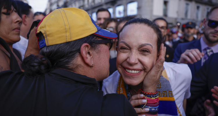 Machado es aclamada como “presidenta” por venezolanos en España: les llamó a volver a su país