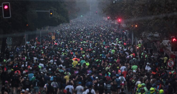 Revisa AQUÍ cortes, desvíos y servicios RED afectados por la Maratón de Santiago