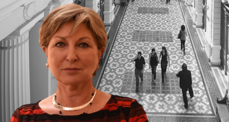 Imagen de María Teresa Letelier con fondo de la Corte Suprema