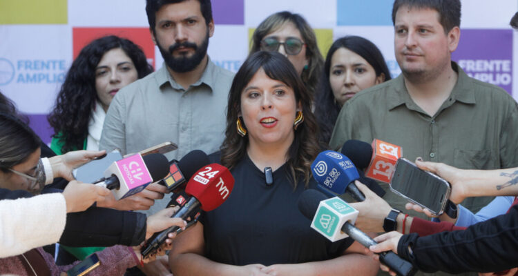 Martínez (FA) acusa al gobierno de Kast de dar "cifras falsas" y critica medidas "parche"