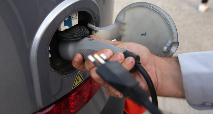 Más esfuerzos del Estado y centros de carga exigen empresas para avanzar en electromovilidad: estudio