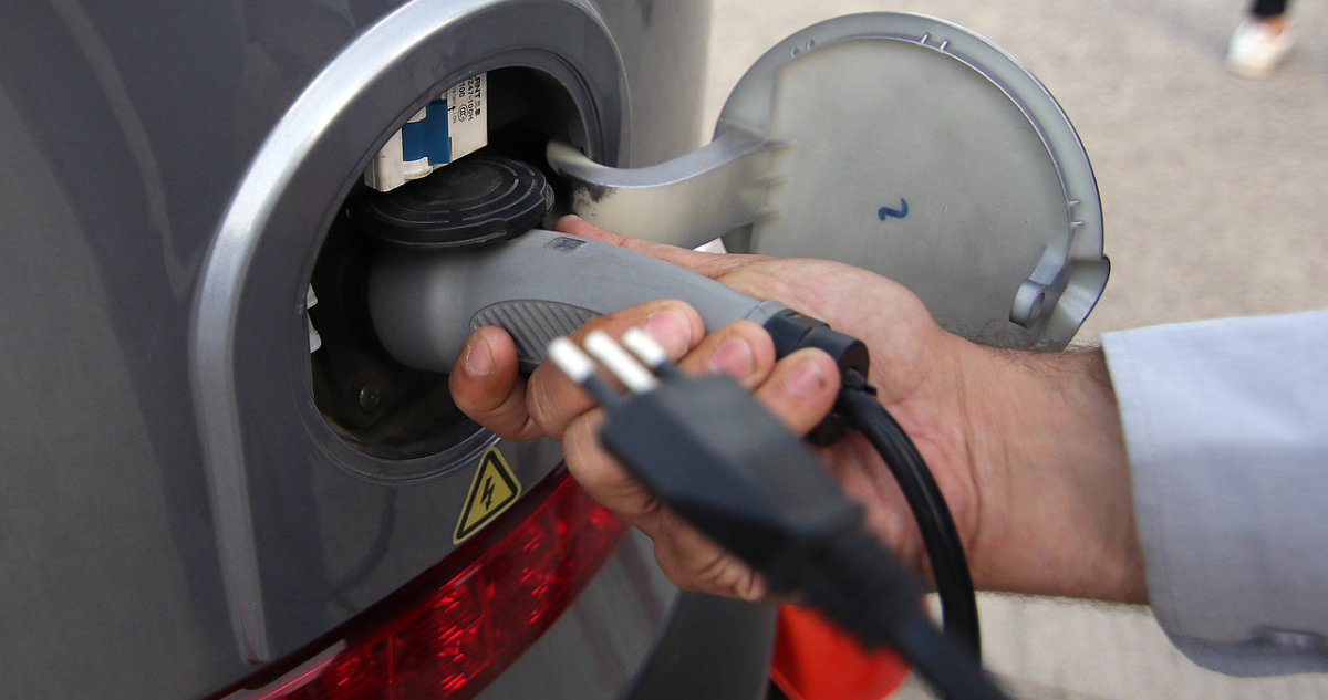 Más esfuerzos del Estado y centros de carga exigen empresas para avanzar en electromovilidad: estudio