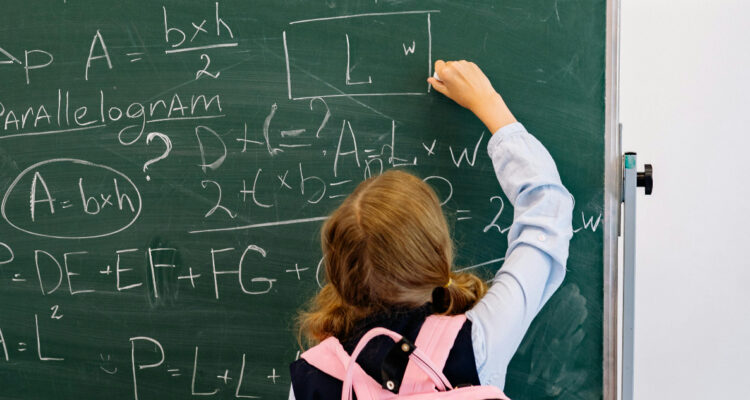 Foto de una niña en la escuela para ilustrar nota sobre el CMAT