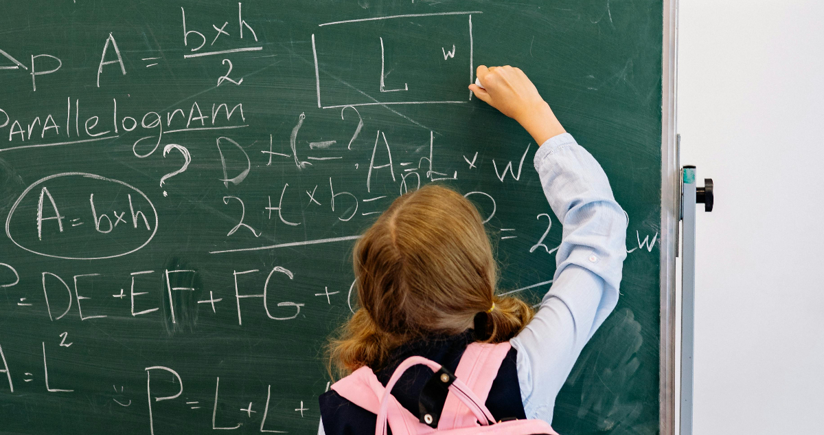 Foto de una niña en la escuela para ilustrar nota sobre el CMAT