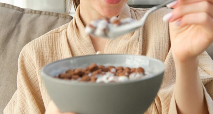 El maxxing “no es el camino más adecuado”: la tendencia nutricional de la generación Z y los milenials