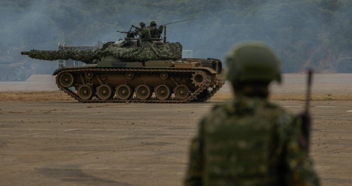 Foto de contexto de ejercicios militares con un tanque