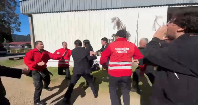 La Moneda dará reconocimiento a uniformados que protegieron a ministra Lincolao en UACh