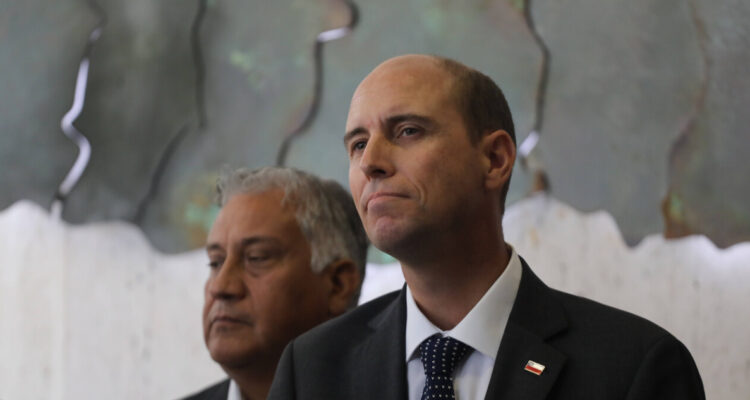 Ministro Arrau reconoce “desprolijidades” del Gobierno tras drástica caída en encuestas