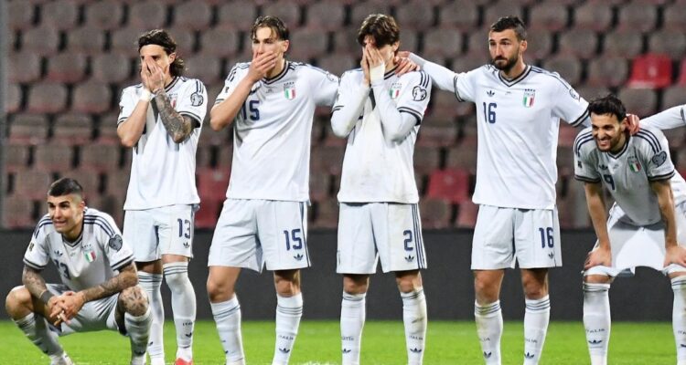 Ministro de Deportes de Italia pide renovación total de la Federación de Fútbol tras nuevo papelón