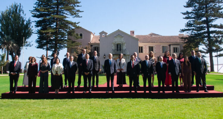 Desde pan hasta skincare coreano y licores: Los regalos que han recibido los ministros de Kast