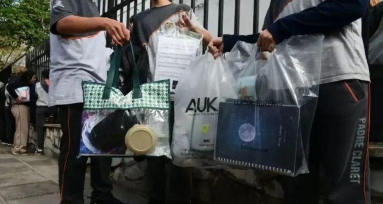 Locura en Argentina por conseguir mochilas transparentes tras ola de amenazas de tiroteo en colegios