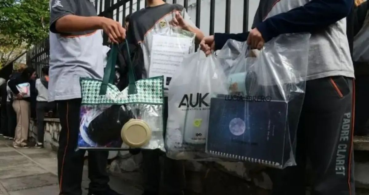 Locura en Argentina por conseguir mochilas transparentes tras ola de amenazas de tiroteo en colegios