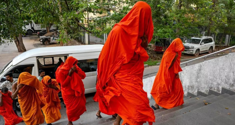 Detienen a 22 monjes budistas con 112 kilos de drogas en un aeropuerto de Sri Lanka