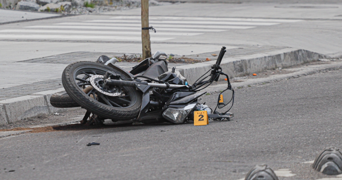 Motociclista resulta con lesiones tras atropellar a un gato en ruta hacia la costa de Valdivia