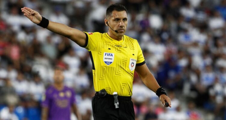 Árbitro chileno Cristian Garay estará en el Mundial 2026.