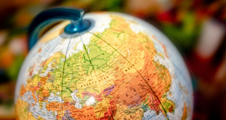 El mundo sumido en la incertidumbre: JP Morgan prevé inflación y alza de intereses producto de guerras