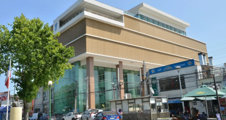 Desvinculan a 19 funcionarios municipales de Coronel por viajar al extranjero con licencia médica