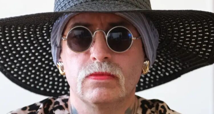 Arrestan a neonazi transgénero, prófugo de la justicia alemana por casi un año por incitación al odio