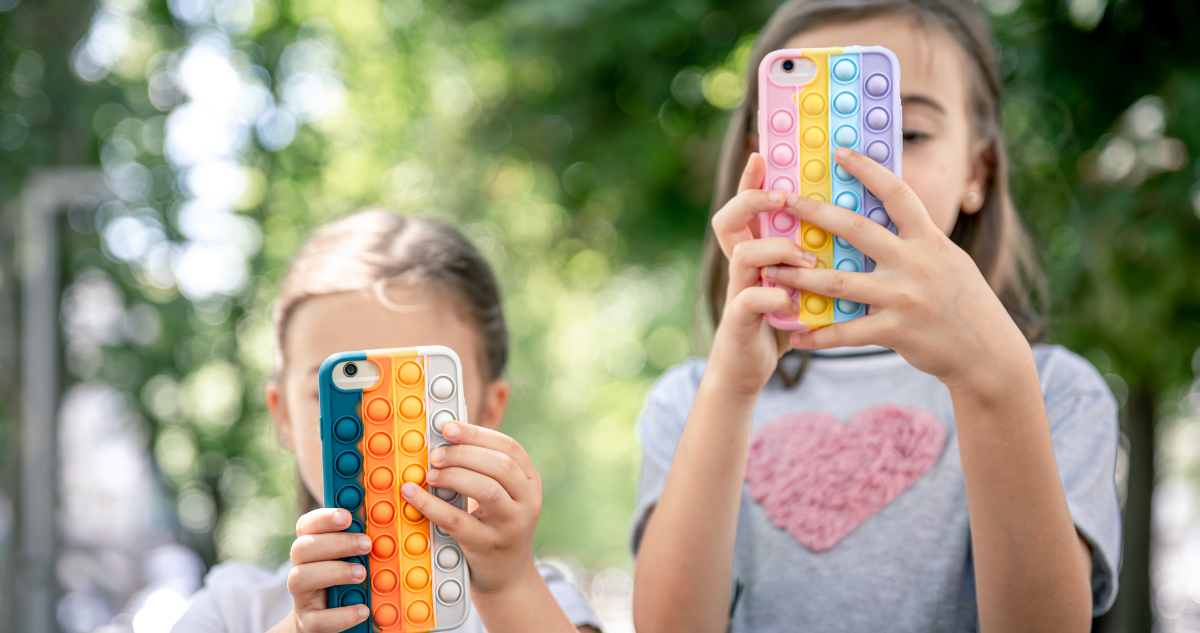 Niñas con teléfono