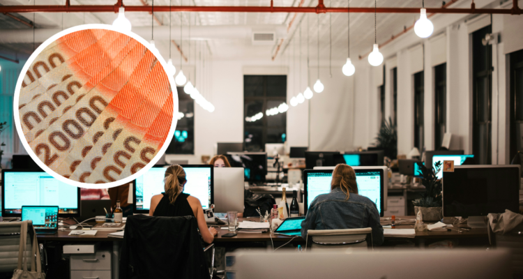 Personas trabajando en oficina. Y foto de contexto de billetes.