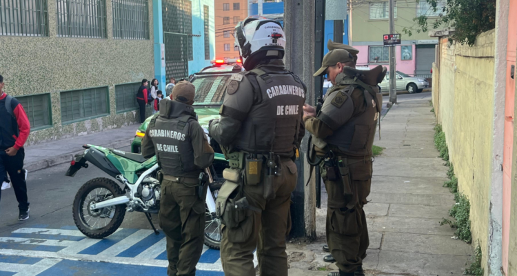 Nuevas alertas: dos colegios de Valparaíso se mantienen bajo resguardo policial por amenazas