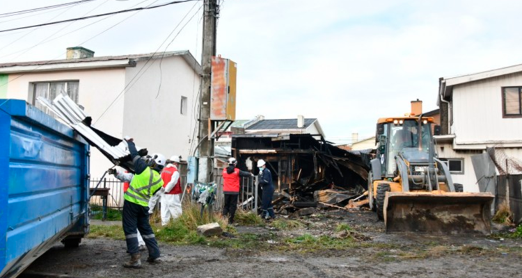 Demuelen casa "okupa" tras reiterados incendios y denuncias de vecinos en Punta Arenas