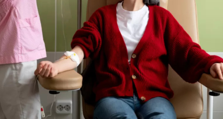 Persona con cáncer recibiendo quimioterapia