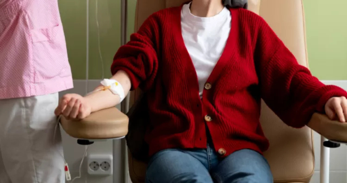Persona con cáncer recibiendo quimioterapia