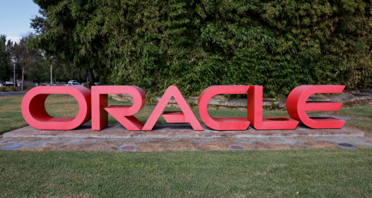 Oracle comenzó a despedir a miles de trabajadores a la vez que invierte miles de millones en la IA