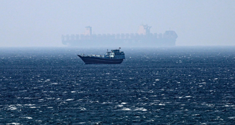 Imagen de archivo de un barco navegando en el estrecho de Ormuz