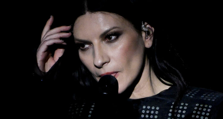 “Pagan mucho, pero no cantan”: Laura Pausini detiene concierto por actitud de las primeras filas